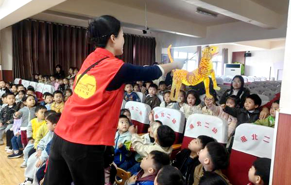 �����еڶ���(sh��)�(y��n)�׃��@(li��n)���в����^�P(gu��n)��ί�_չ��ƤӰ���M(j��n)У�@���Ļ����(d��ng)