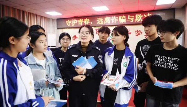 �Ϫ�hꐼ����ČW(xu��)У�����Ρ���Y�����M(j��n)У�@ ���o(h��)�ഺ��ȫ��