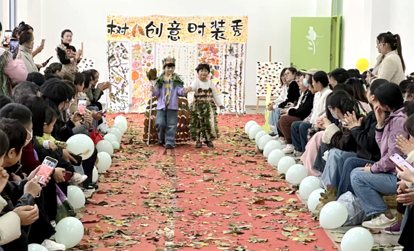 �Ϫ�h���P(gu��n)���ČW(xu��)У�ڶ��׃��@�_(k��i)չ�H�Ә�(sh��)�~��(chu��ng)��r(sh��)�b����(d��ng)