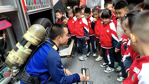 ���c�������C�P(gu��n)�׃��@��ͯ���¾������o�ߡ�������վ��Ԓ��ȫ