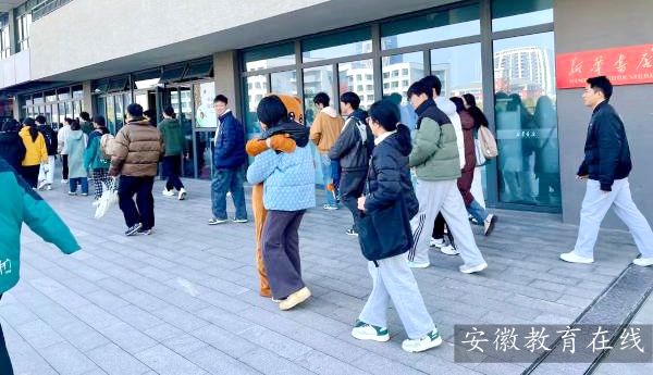 �Ϸ����У��ܱ��≺ ���ĳ��L