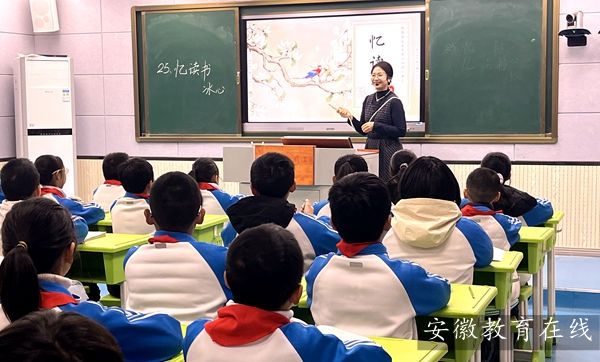 ʮ�����ČWУ�e��AI�ں��Z�Ĺ��_�n�����ӑ