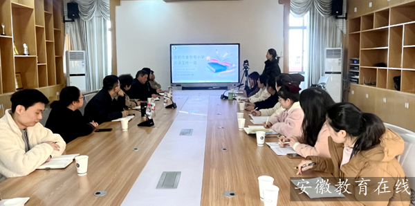 �Ϸ��н�����С�W���_ �����㝙ͯ�ġ� У�@��x�������M��