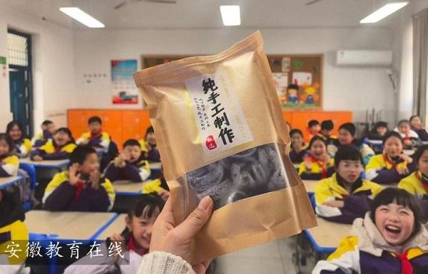 �Ϸ�һ������������F(tu��n)�߄�С�W(xu��)���������ꡰ�����ϳ�Ҋ ǧ��֪���������